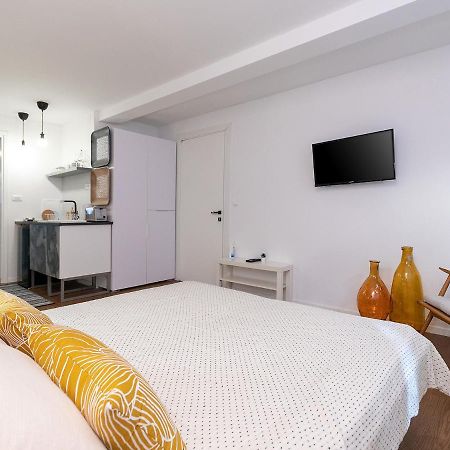 Stylish Studio Apartment By Irundo Ρόβινι Εξωτερικό φωτογραφία