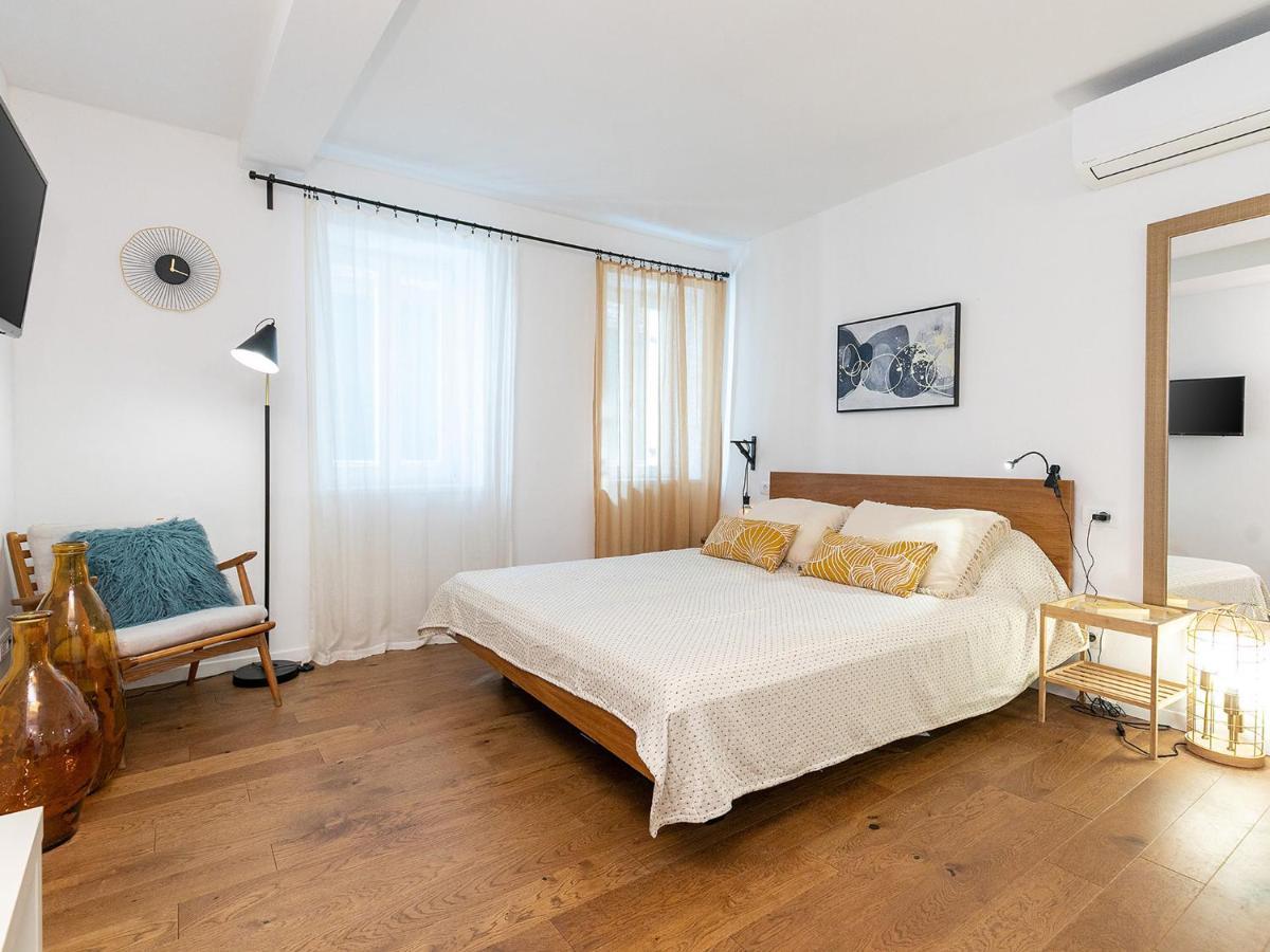 Stylish Studio Apartment By Irundo Ρόβινι Εξωτερικό φωτογραφία