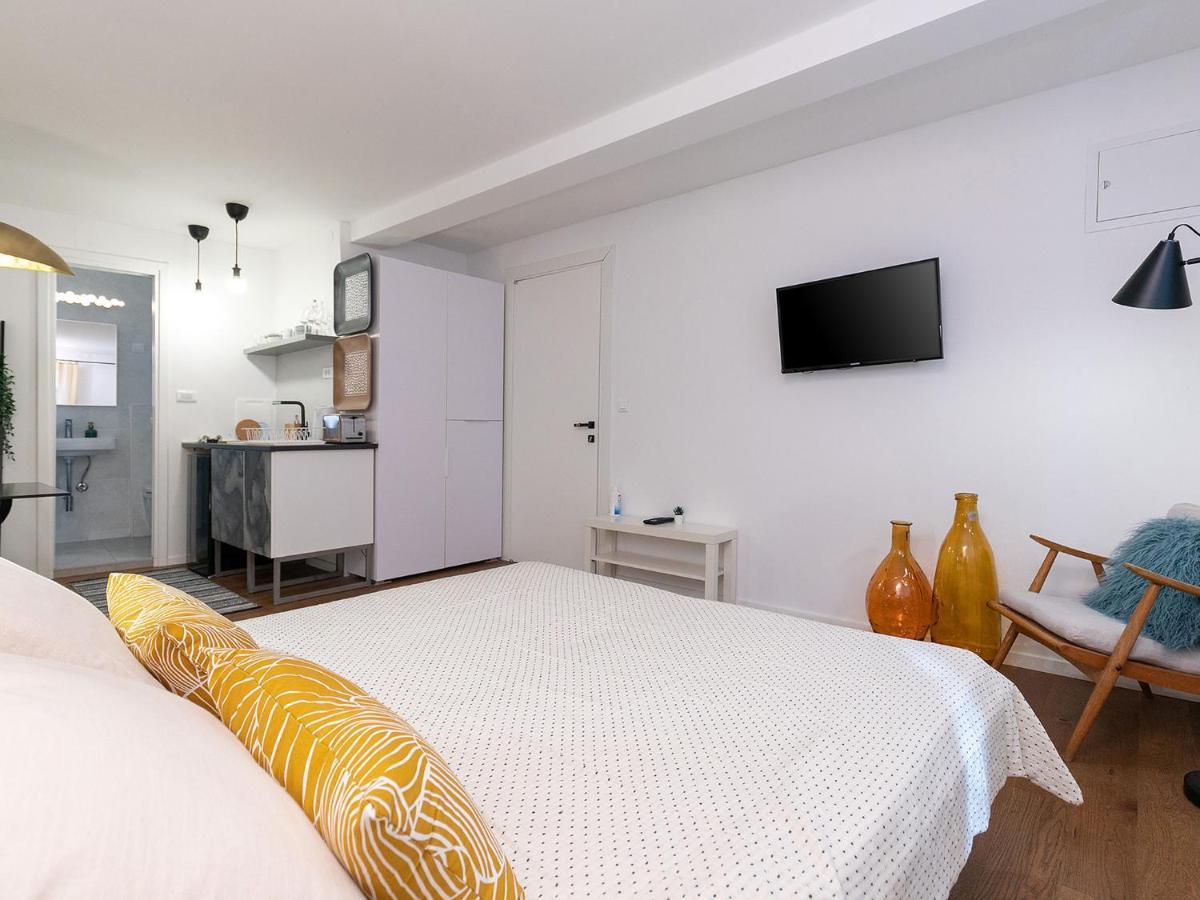Stylish Studio Apartment By Irundo Ρόβινι Εξωτερικό φωτογραφία