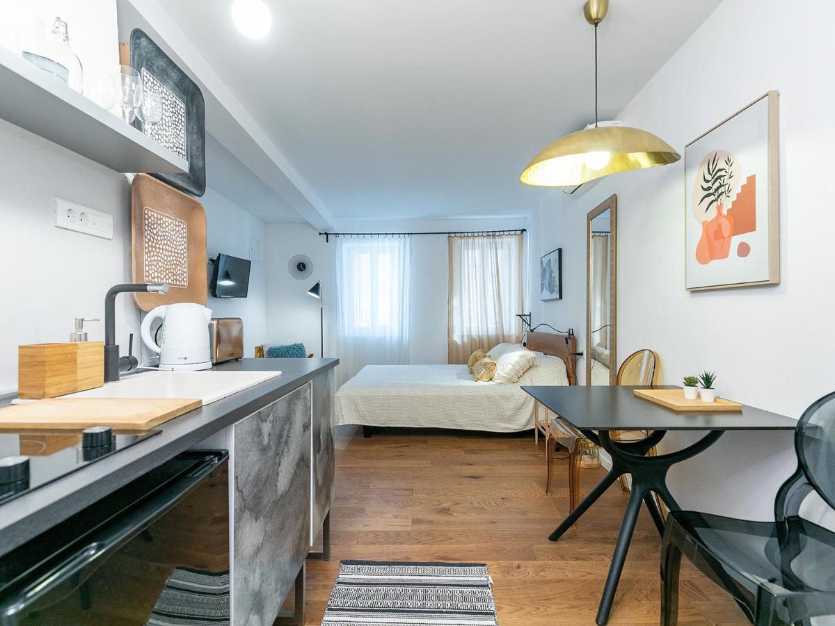 Stylish Studio Apartment By Irundo Ρόβινι Εξωτερικό φωτογραφία